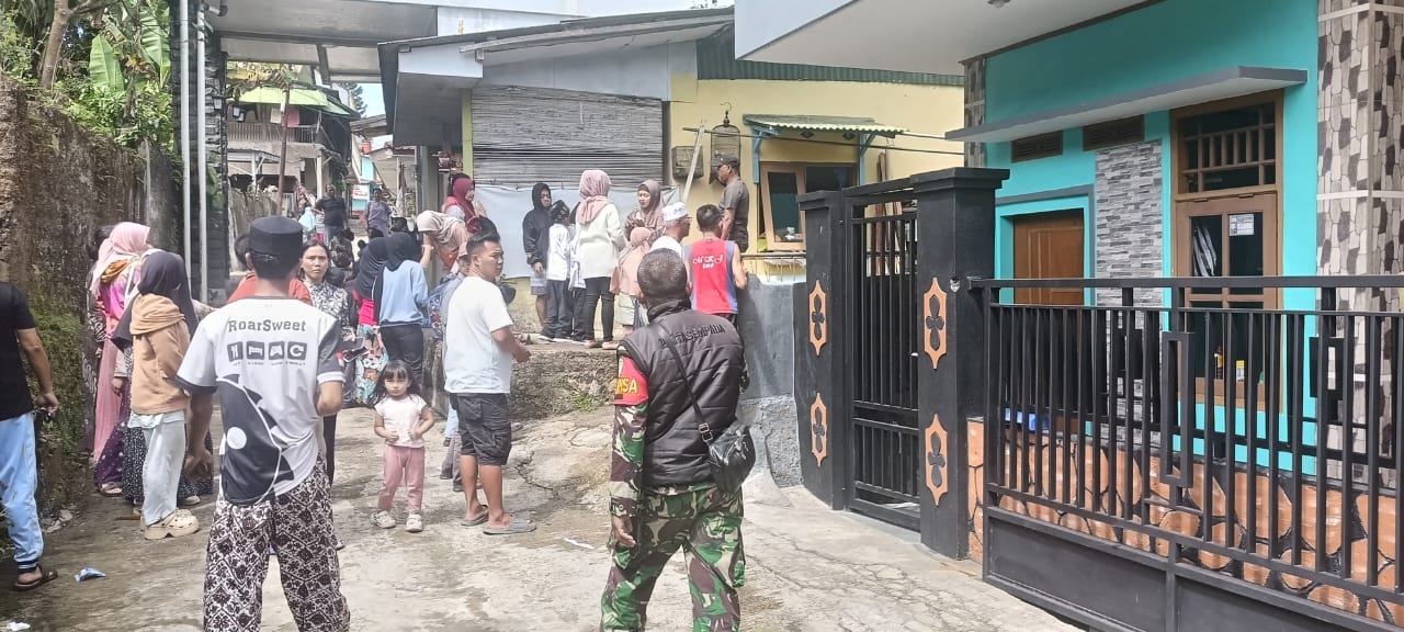 Babinsa Gadog Bantu Evakuasi dan Monitor Kebakaran Rumah Warga di Desa Gadog