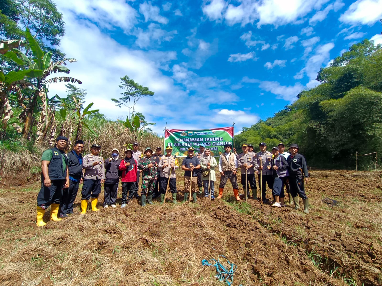 Babinsa Babakankaret Menghadiri Gerakan Menanam Jagung Hibrida dalam Rangka Meningkatkan Ketahanan Pangan