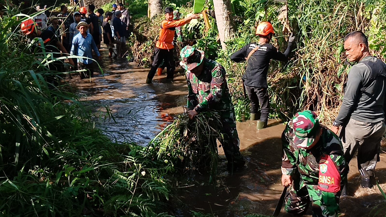 Anggota Koramil 0608-06/Kartangtengah Ikuti Gotong Royong Pembersihan Aliran Irigasi di Desa Sukasari