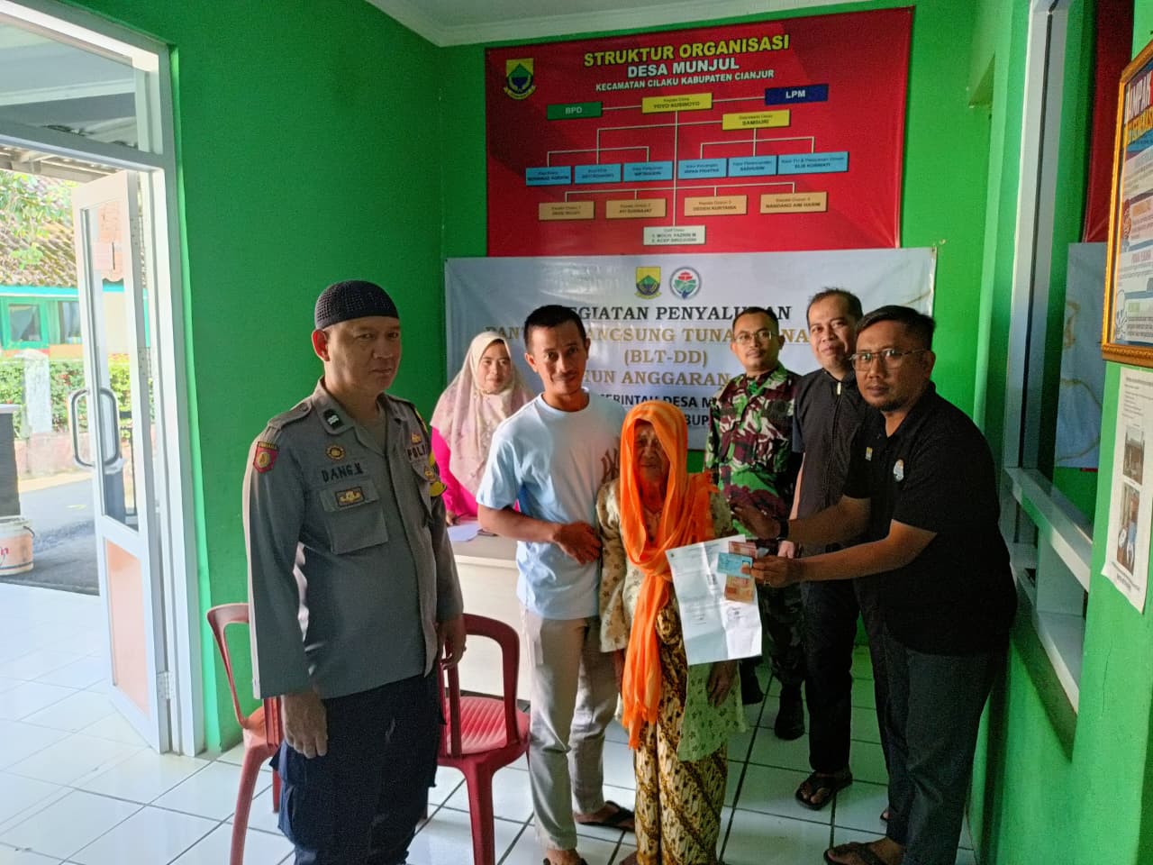 Babinsa Munjul Pastikan Penyaluran BLT DD Berjalan Lancar