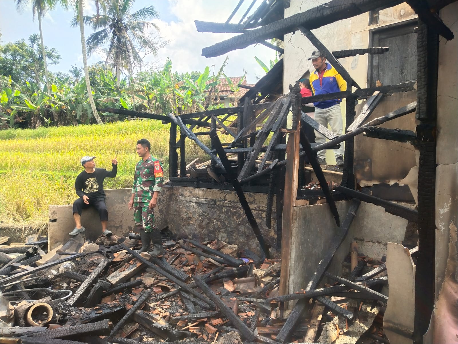 Babinsa Sertu Susanto Turun Tangan Bantu Penanganan Kebakaran Rumah di Cibanggala