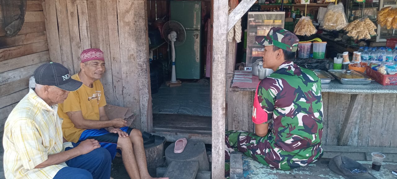 Babinsa Talagasari Lakukan Komsos dengan Warga Kp. Talanca