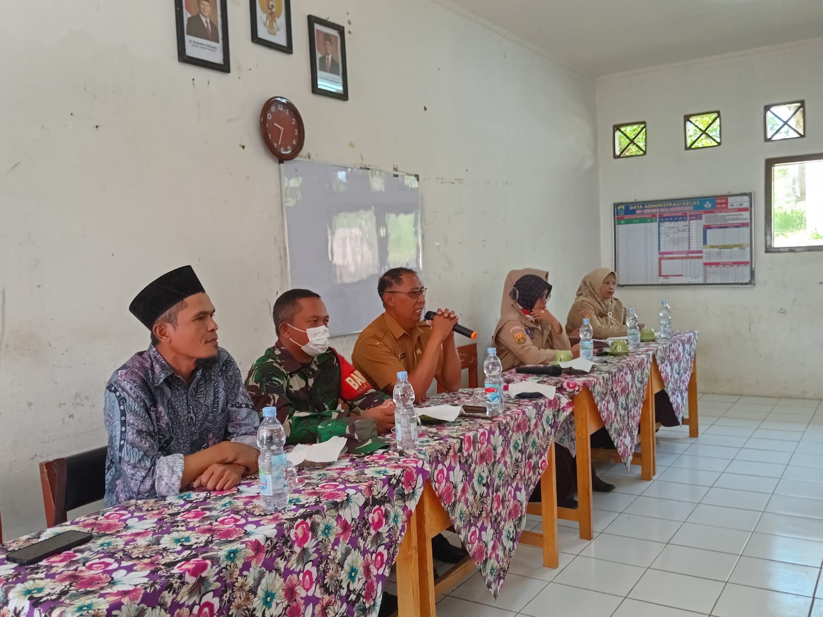 Babinsa Sarampad Lakukan Klarifikasi dan Sosialisasi Pasca Kejadian Konsumsi Makanan Bergizi Gratis (MBG) di SDN Salakawung