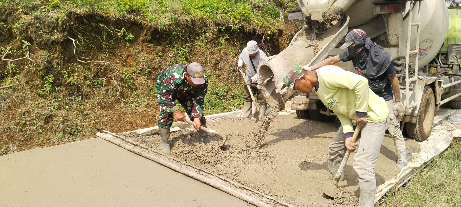 Babinsa Bungbangsari Bersama Warga, Mengukir Harapan Lewat Karya Bakti Pengecoran Jalan