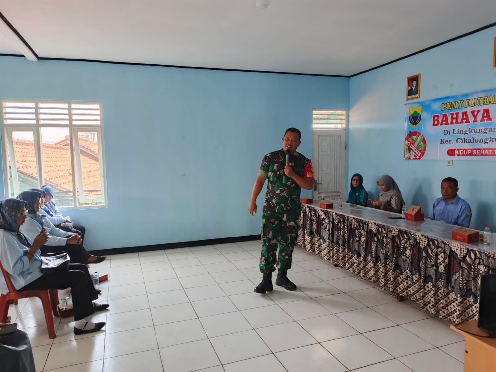 Babinsa Neglasari Serda Satria BS Berikan Penyuluhan Pencegahan Bahaya Narkoba kepada Masyarakat