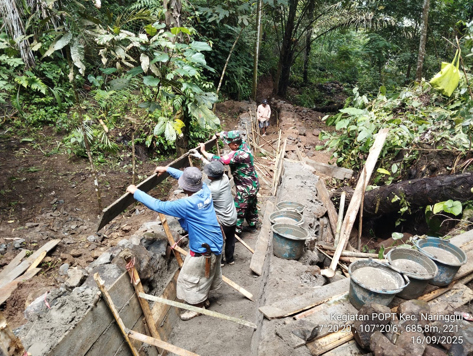 Babinsa Naringgul Koptu Asep K, Sinergi dengan Petani untuk Meningkatkan Produktivitas Lahan