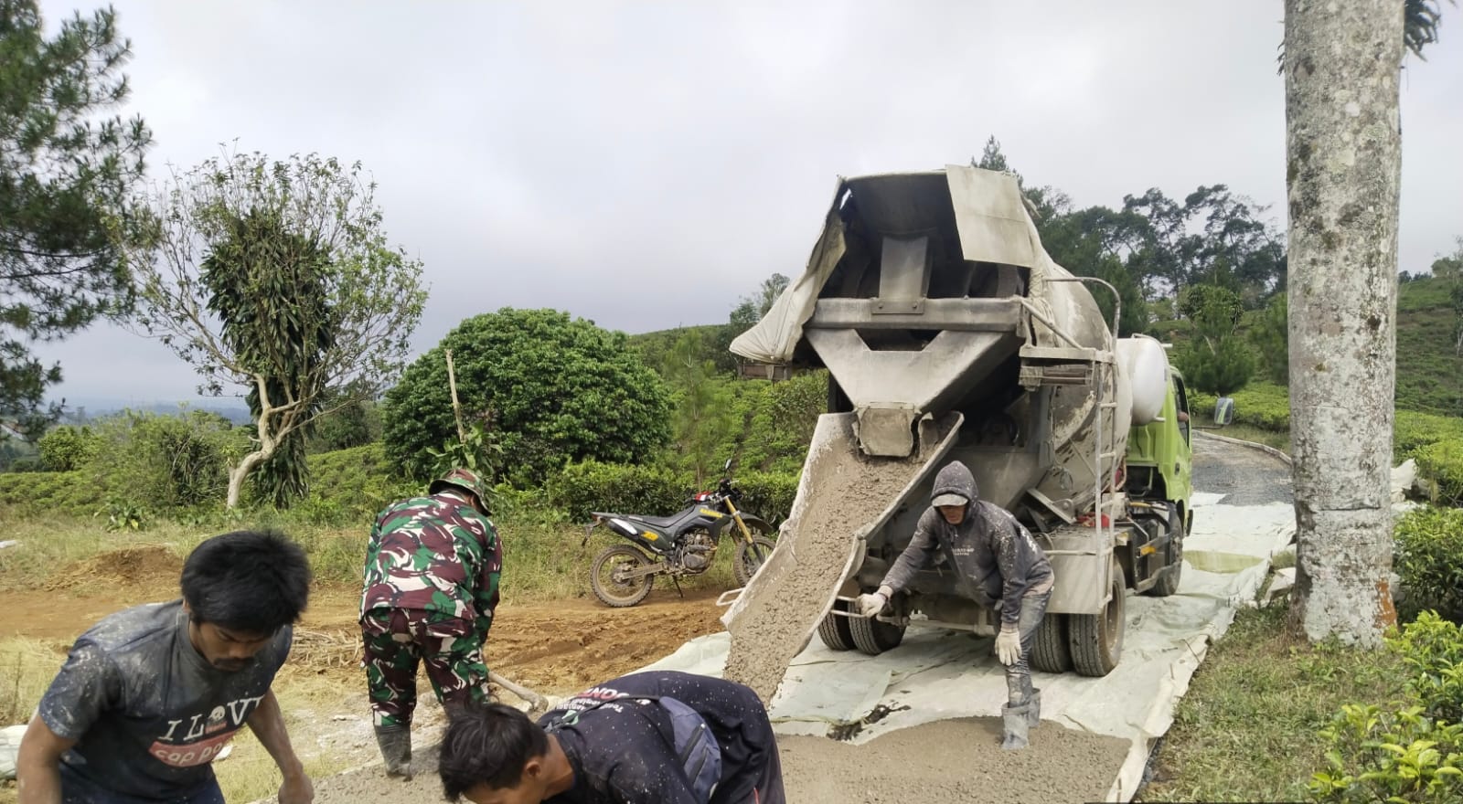 Babinsa Bumbangsari Turun Langsung, Karya Bakti Pengecoran Jalan Membawa Harapan Baru bagi Masyarakat