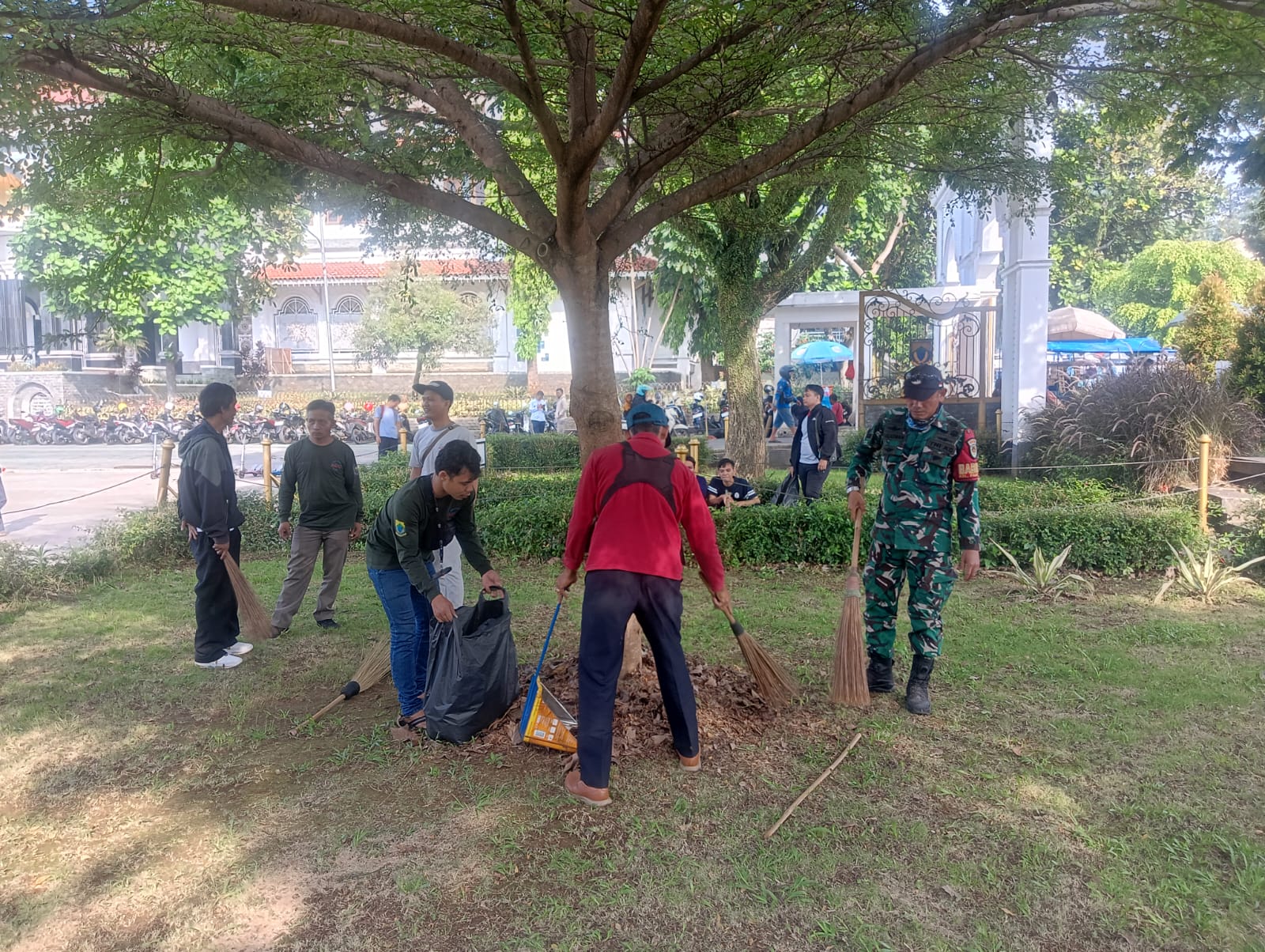 Babinsa Pamoyanan Aktif Mengikuti Kegiatan Aksi Bersih-Bersih Serentak dalam Rangka World Cleanup Day 2025