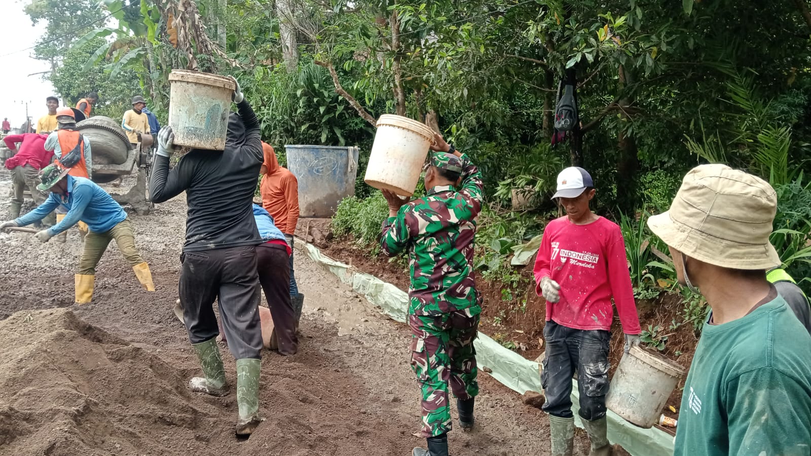 Gotong Royong Membangun Desa: Babinsa Sukabungah Pimpin Karya Bakti Pengecoran Jalan