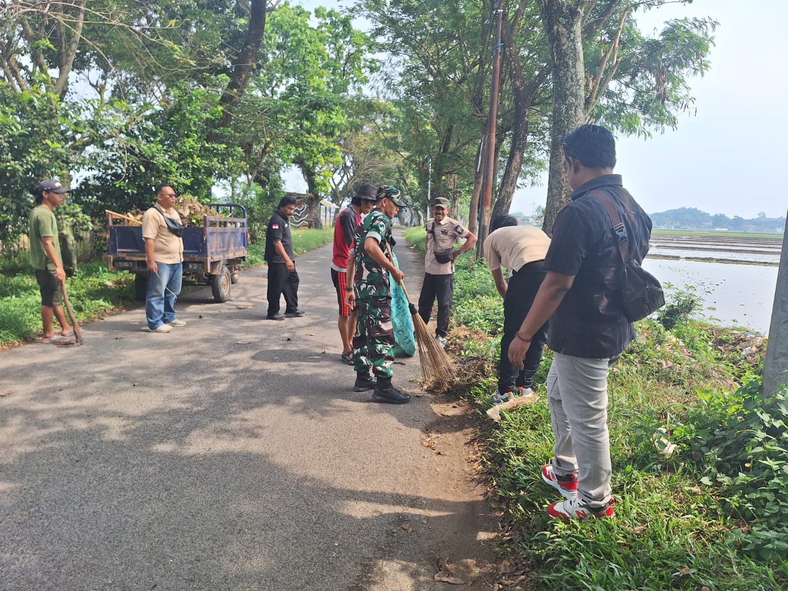 Babinsa Hegarmanah Ikuti Kerja Bakti, Gotong Royong untuk Kemajuan Desa