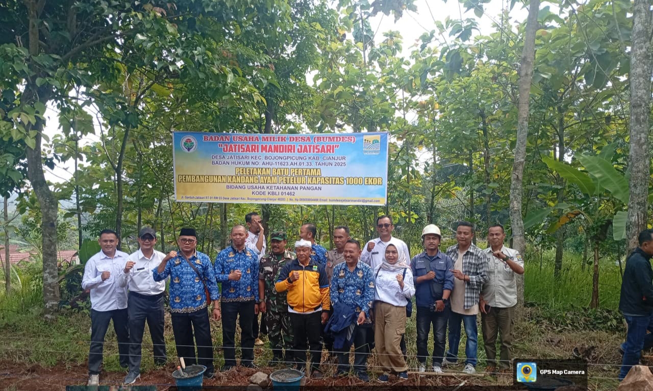 Babinsa Jatisari Hadiri Peletakan Batu Pertama Kandang Ayam Petelur BUMDES, Wujud Dukungan untuk Kemajuan Ekonomi Desa