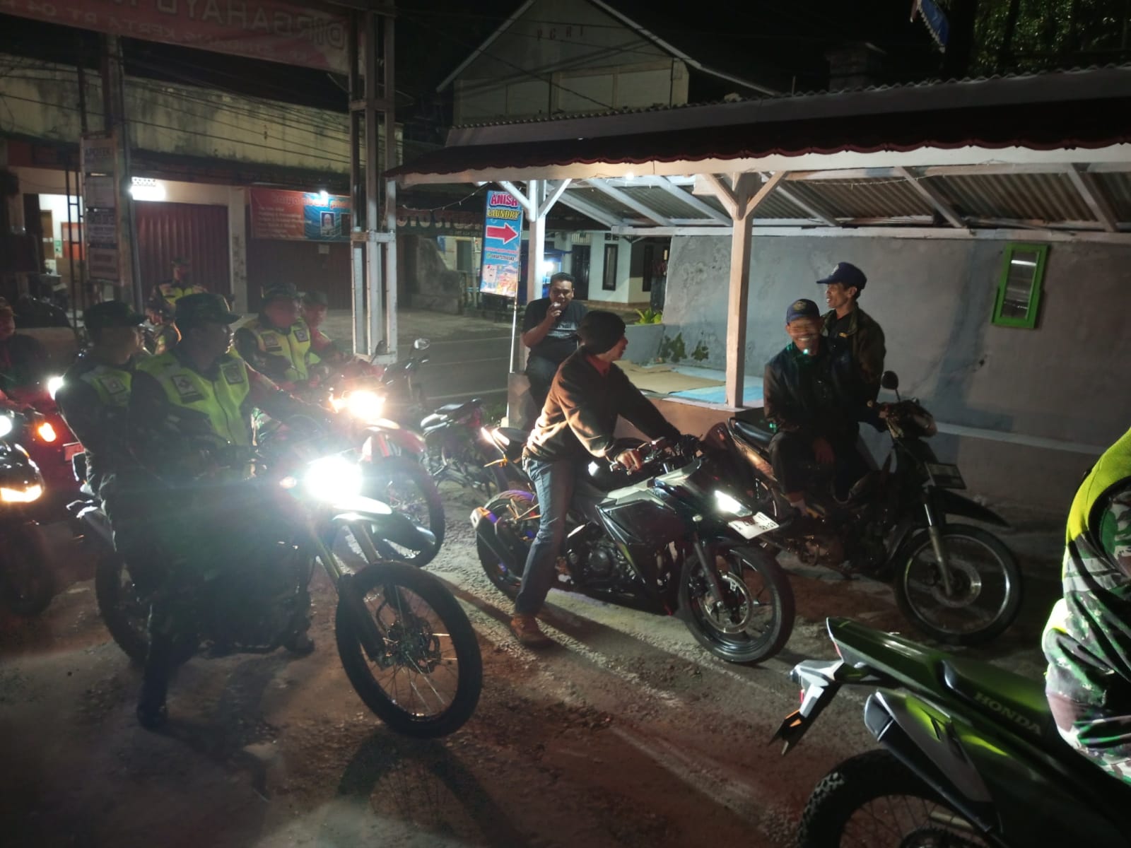 Anggota Koramil 0608-13/Pagelaran Laksanakan Patroli Bersama Komduk, Ciptakan Situasi Kamtibmas yang Kondusif