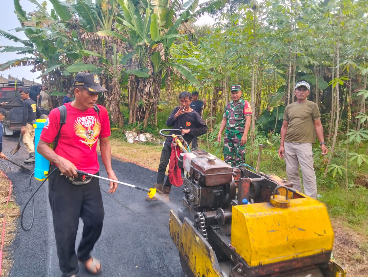 Babinsa Kertamukti Turun ke Lapangan, Pastikan Pengaspalan Jalan Berjalan Lancar