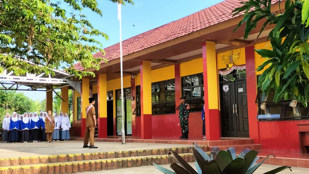 Babinsa Benjot Berikan Pembinaan dan Semangat Kebangsaan kepada Siswa-Siswi SMP Nurul IT Tihad
