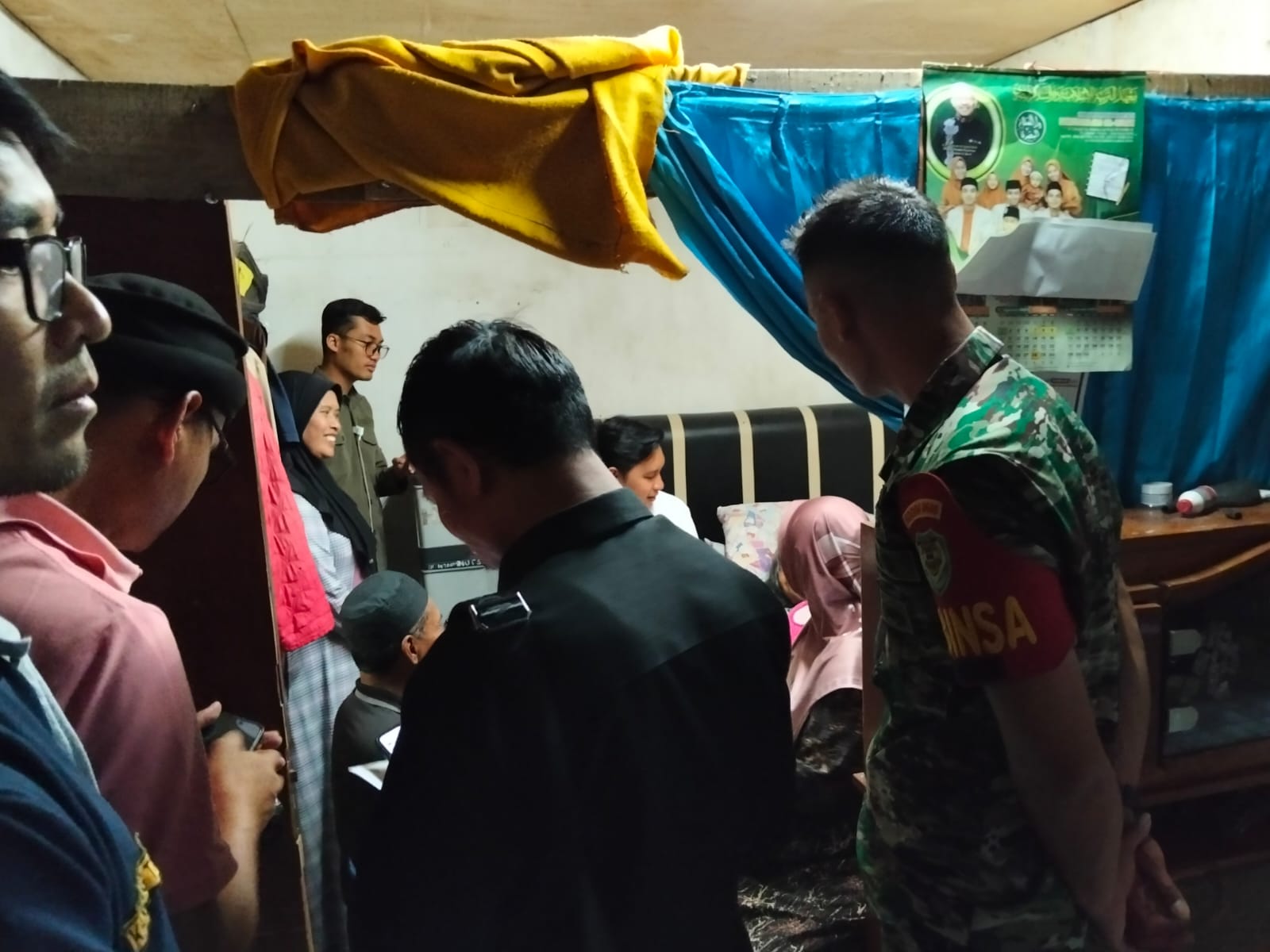 Serda Sujana, Babinsa Cipendawa Amankan dan Monitoring Kegiatan Pemberian Bantuan Kursi Roda dari Bupati Cianjur