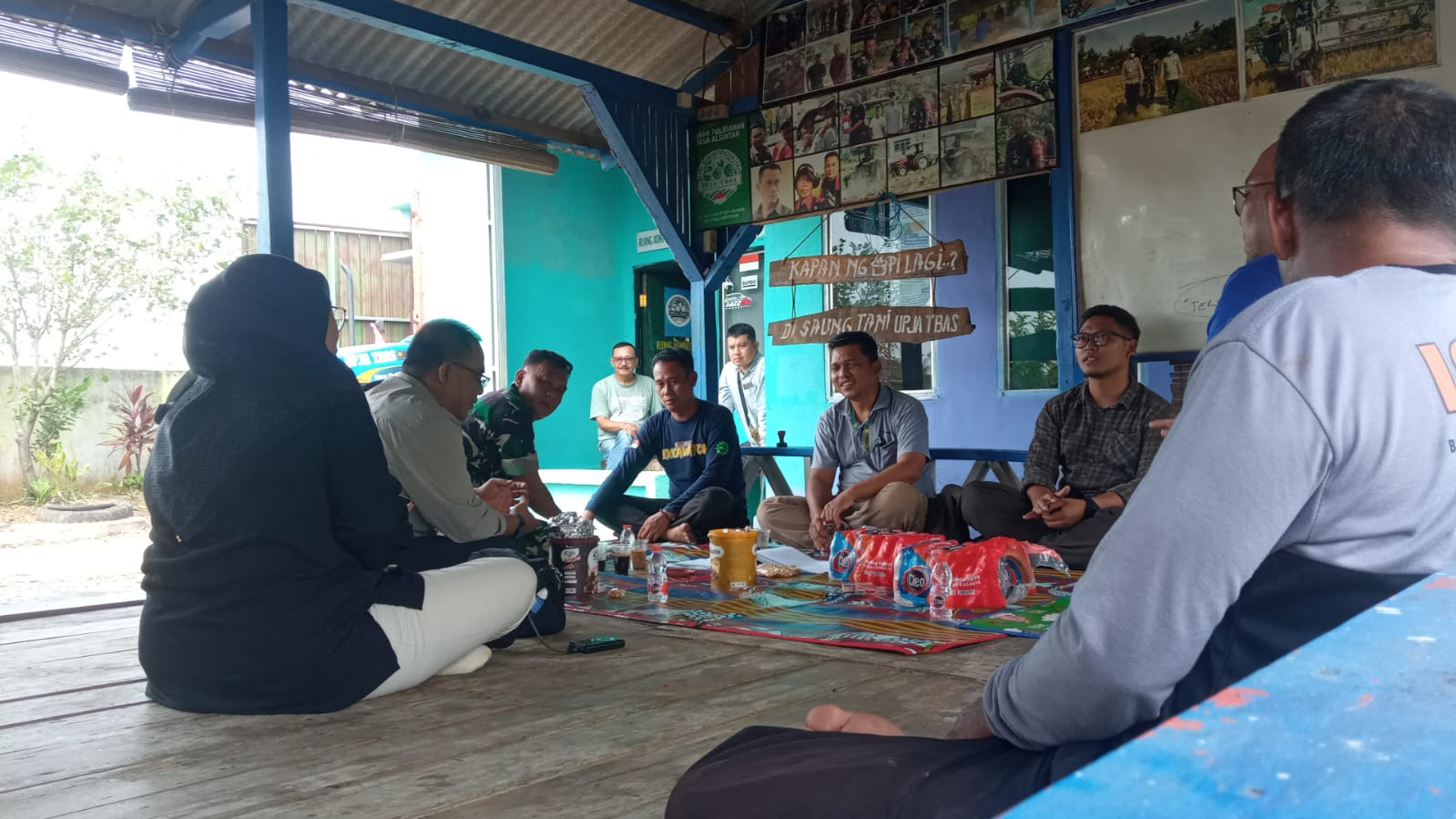 Jaga Sinergi, Babinsa Cibarengkok Gencarkan Komunikasi Sosial dengan Warga Cileueur