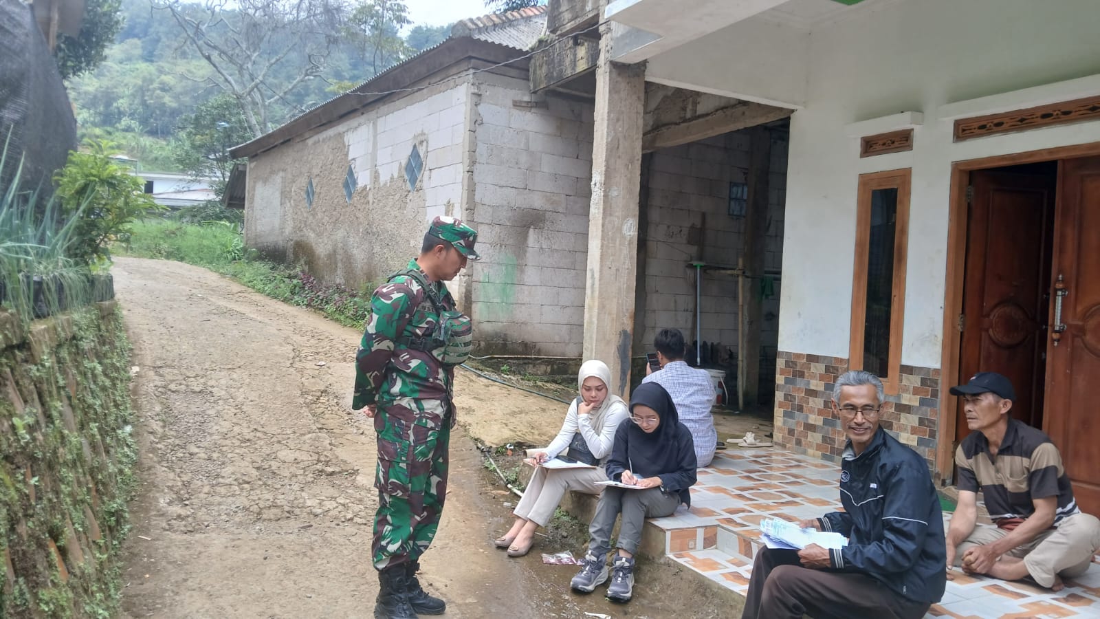 Bank Tanah Mulai Patok Batas Lahan Eks HGU PT. MPM di Batulawang, Babinsa Dampingi Warga