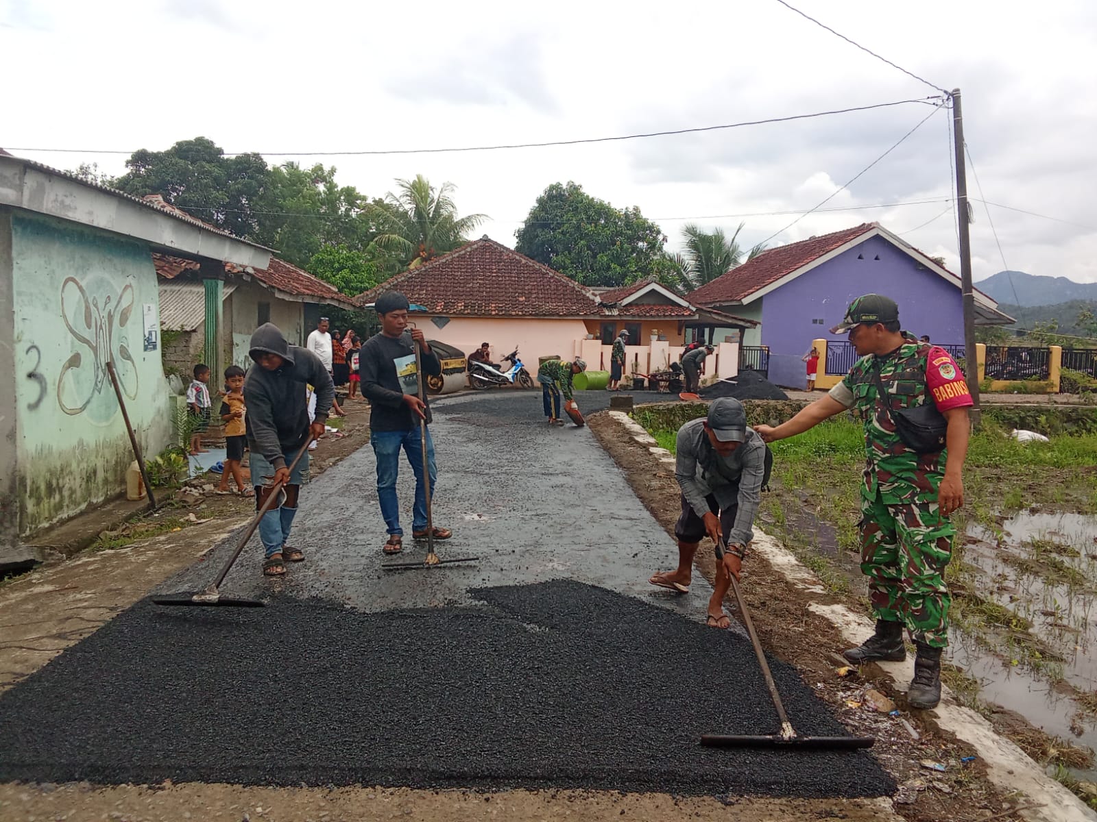 Babinsa Neglasari Kawal Pembangunan Jalan Hotmix, Jamin Kualitas dan Tepat Sasaran