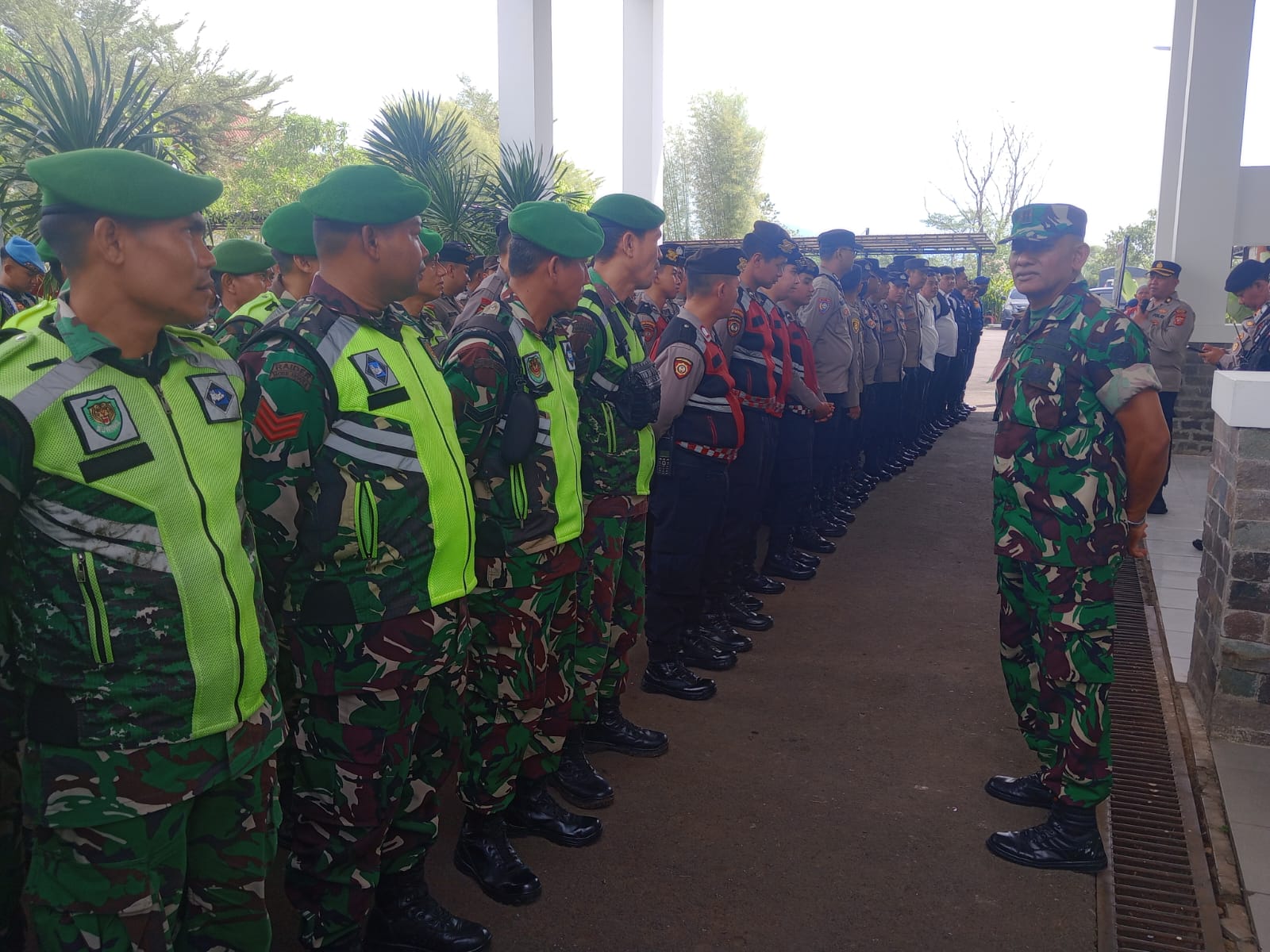 Anggota Kodim 0608/Cianjur Laksanakan Pengamanan Aksi Unjuk Rasa GMNI