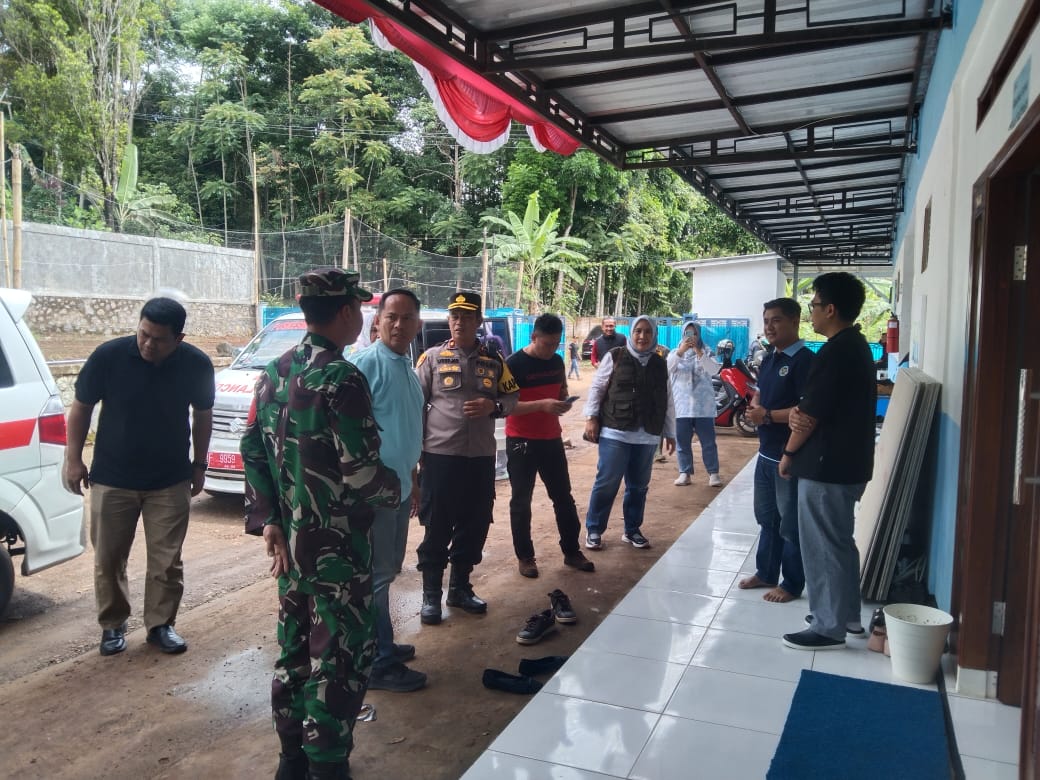 Babinsa Cirumput Mengawal Kunjungan Kerja Unsur Muspika dan Puskesmas ke Dapur MBG