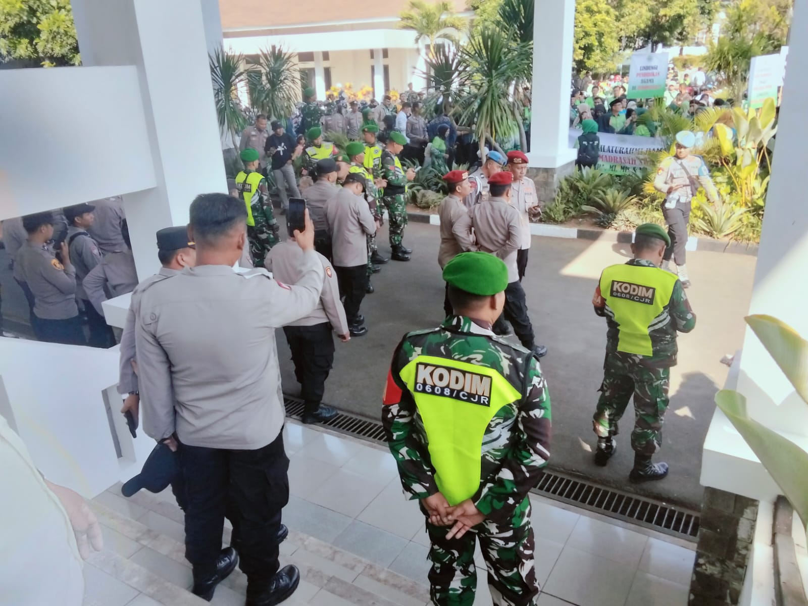 Tuntut Pengangkatan P3K, Ratusan Guru Madrasah Gelar Aksi Damai di DPRD Cianjur
