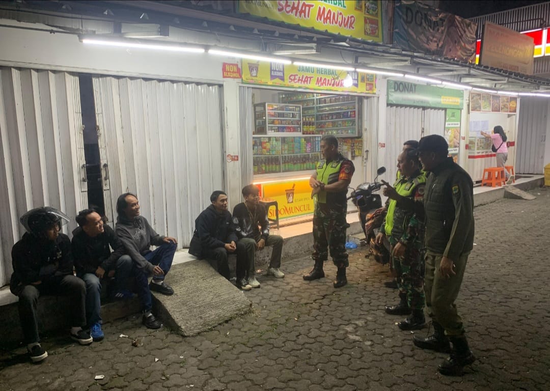 Sinergi TNI dan Masyarakat, Babinsa Koramil Cipanas Gencarkan Patroli Malam Ciptakan Kamtibmas Kondusif