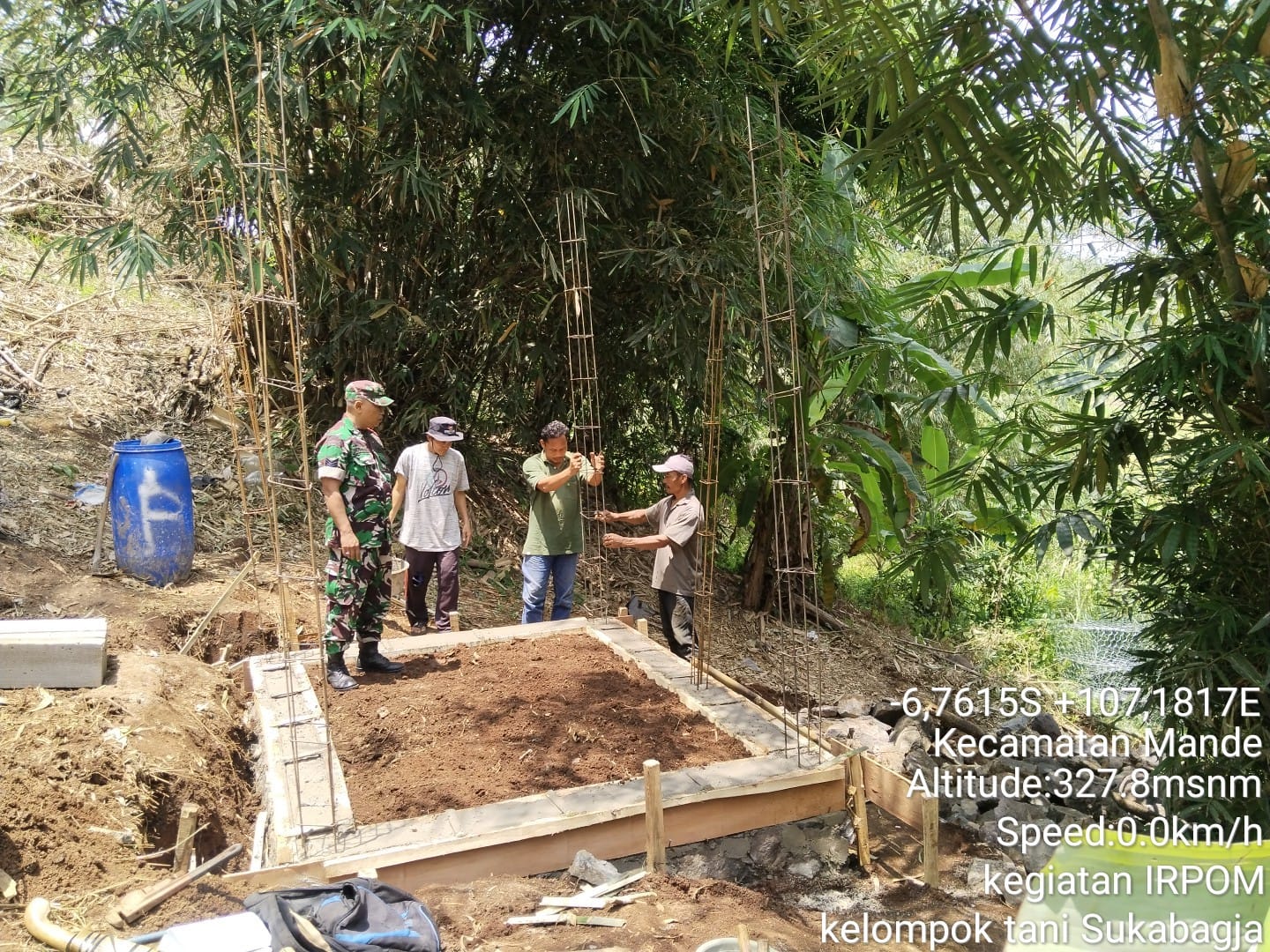 Kawal Infrastruktur Pertanian, Serma Nanang Suhendar Dampingi Pembangunan Rumah Pompa IRPOM di Sukamanah