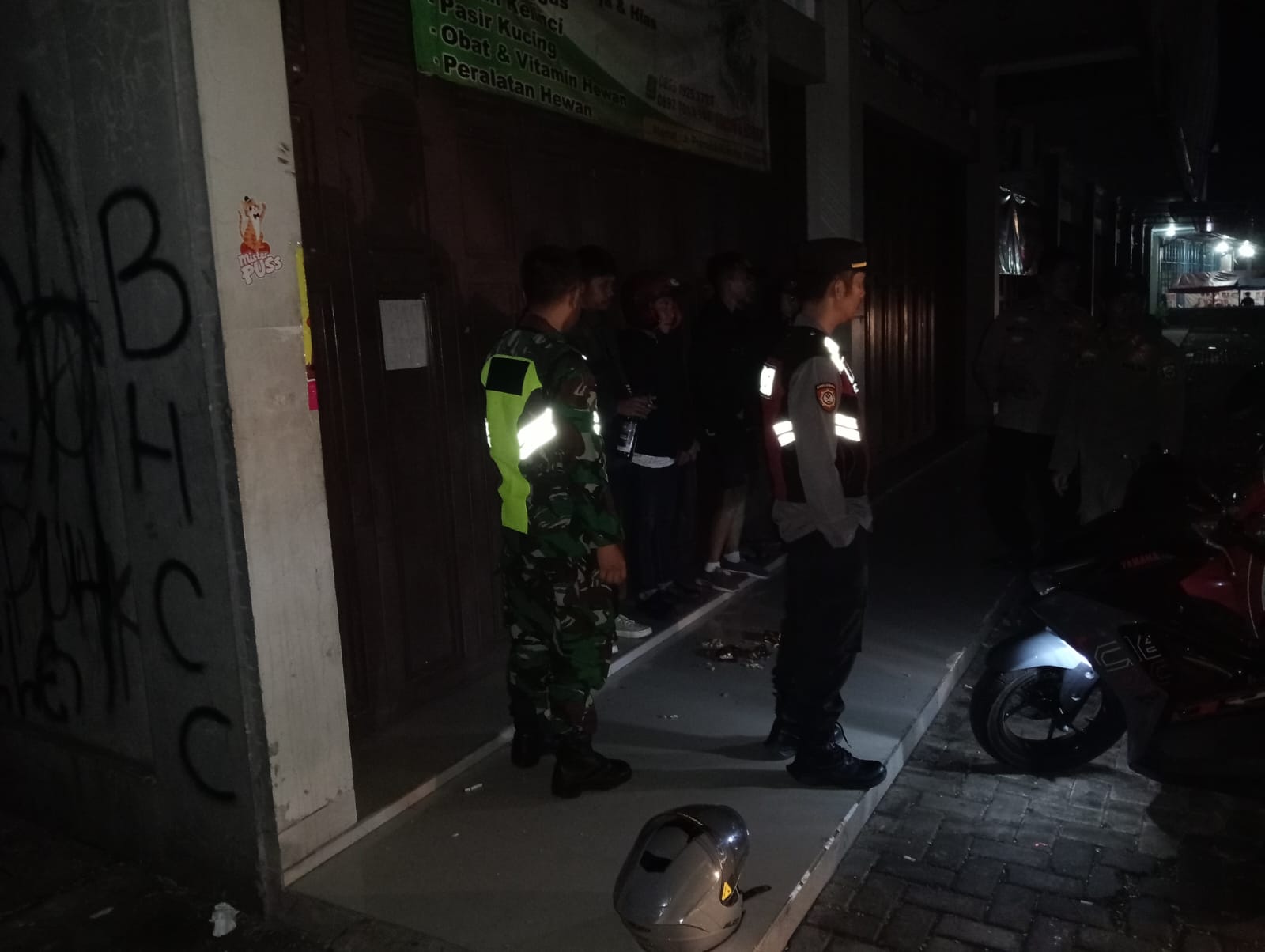 Patroli Malam Sinergi Tiga Pilar: Serda Aprizal Pimpin Pengamanan Wilayah Karangtengah dari Ancaman Geng Motor