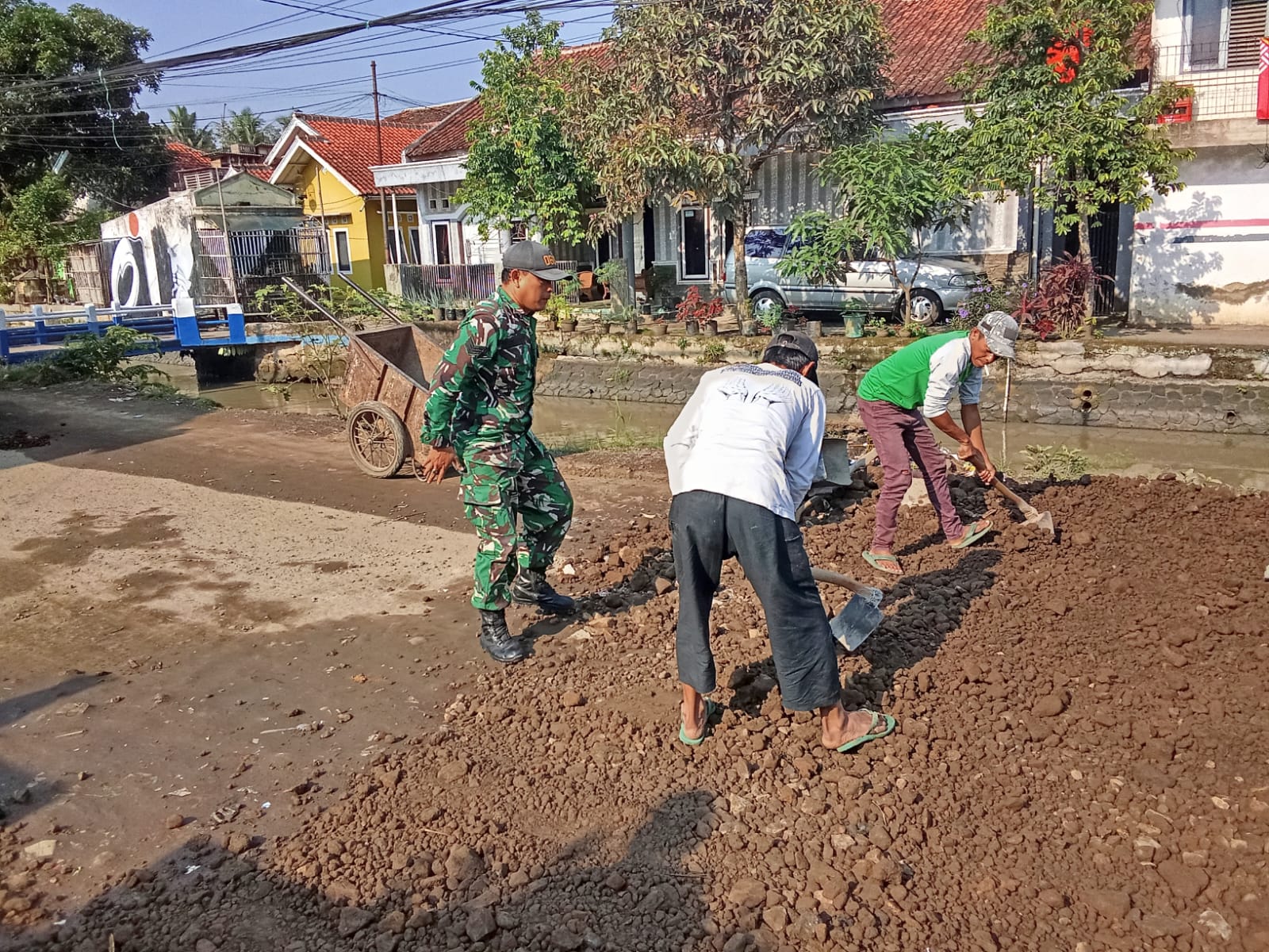 Dedikasi Tanpa Batas: Babinsa Serka Ejang Nugraha Pimpin Karya Bhakti Perbaikan Jalan di Neglasari