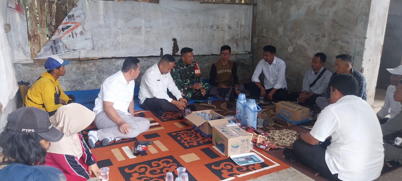 Babinsa Cirumput, Sersan I Wayan Baskara, Sukses Kawal dan Dorong Ketahanan Pangan Lokal Melalui Program Penanaman Cabai BUMDes Kataji