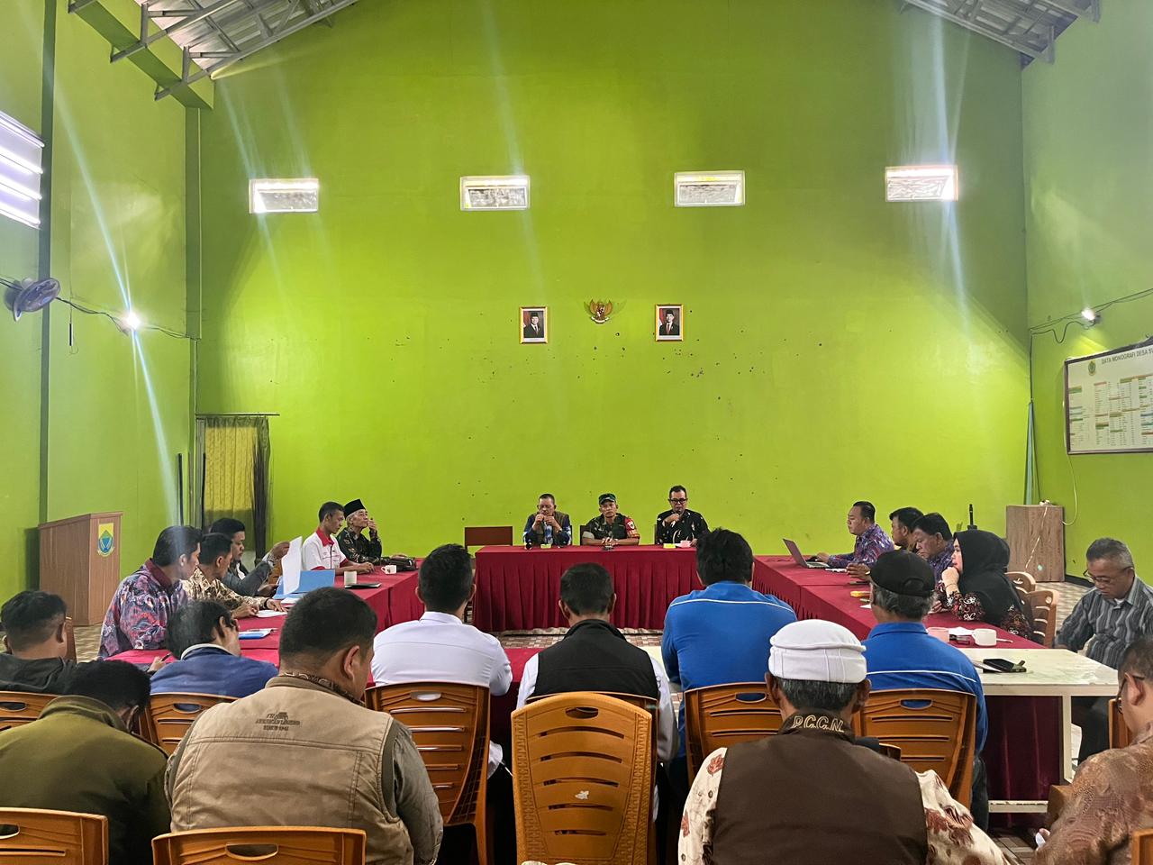 TNI Manunggal dengan Rakyat, Babinsa Sukanagalih (Pelda Sugiono) Hadiri Rapat Mingguan, Jamin Sinergitas Pembangunan Desa