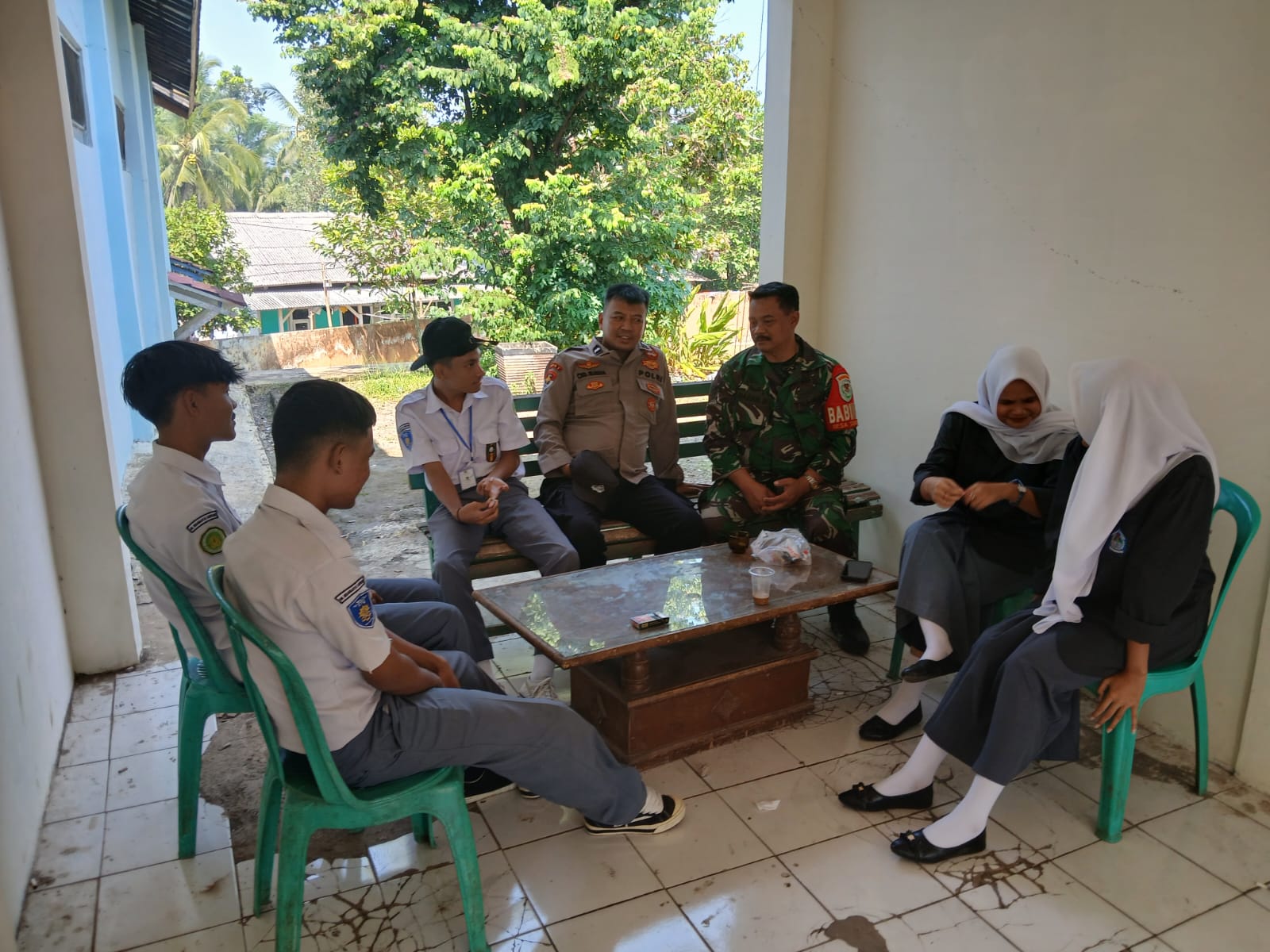 Bekal Kedisiplinan dan Etos Kerja, Babinsa Serka Dadan R Arahkan Siswa SMK PKL di Kantor Desa Sukatani