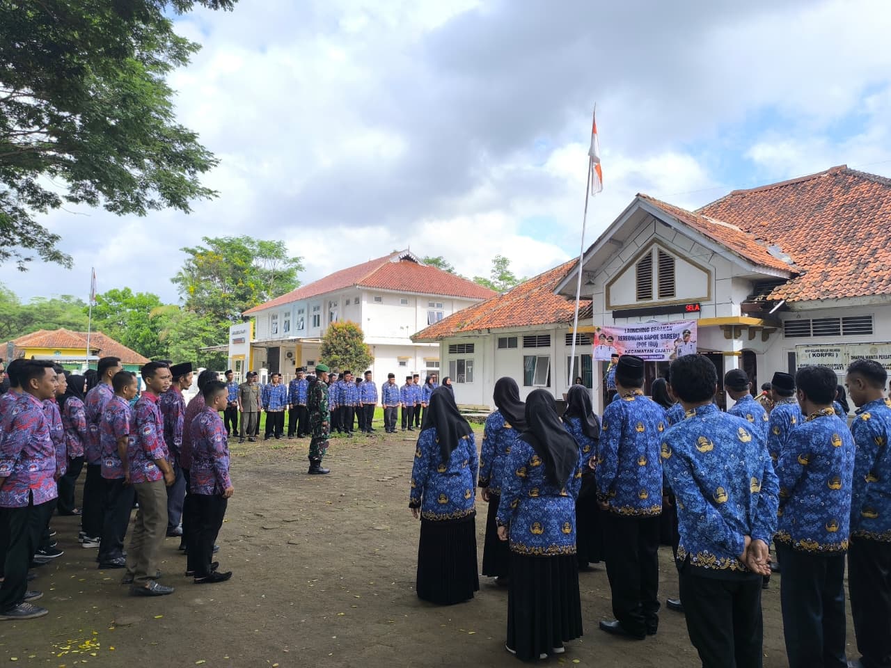 Serma Ruslan Hadiri Upacara Hari Kesadaran Nasional dan Peluncuran Program ‘Poe Ibu’ di Kecamatan Kadupandak