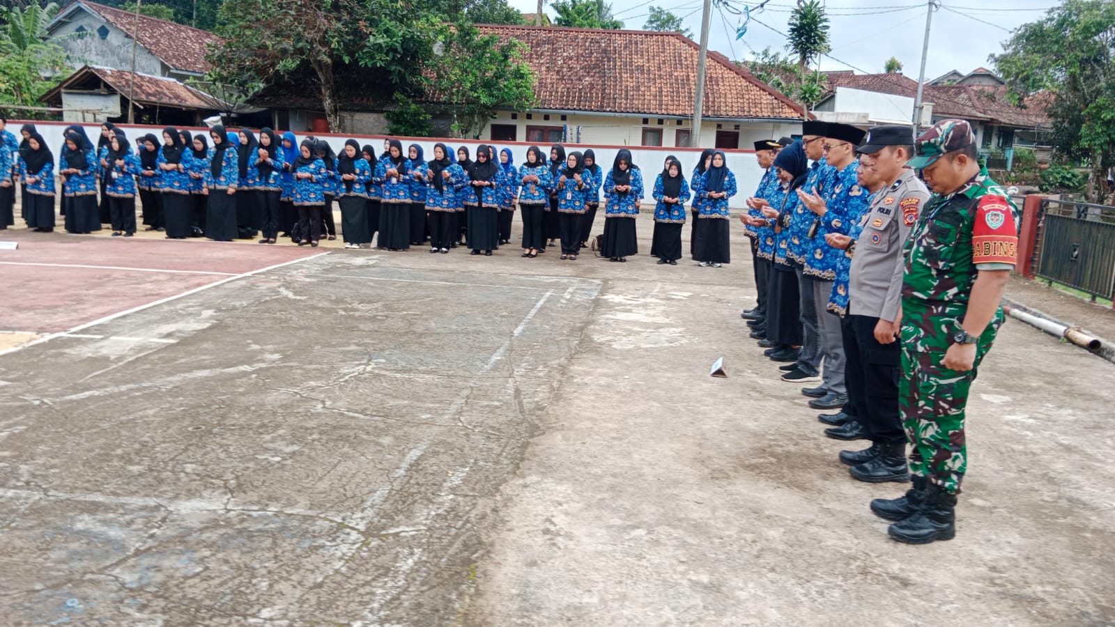 PERKUAT DISIPLIN DAN GOTONG ROYONG: Babinsa Sertu Asmawi Hadiri Upacara Hari Kesadaran Nasional dan Gerakan Poe Saribu di Cibinong