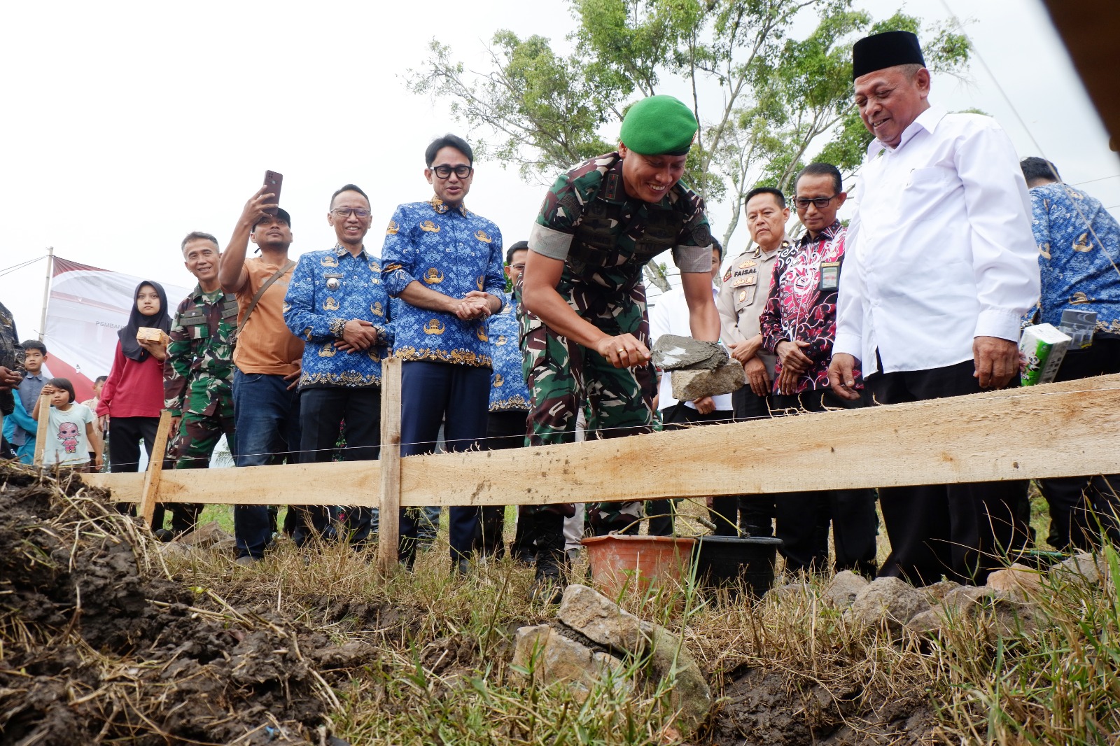 Kawal Ekonomi Kerakyatan: Dandim 0608/Cianjur Pimpin Peletakan Batu Pertama Proyek Pergudangan Koperasi Desa Merah Putih