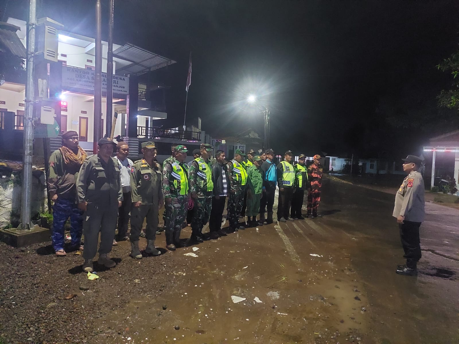 Cegah Gangguan Kamtibmas, Personel Koramil Kadupandak Intensifkan Patroli Komduk Kolaborasi Malam Hari