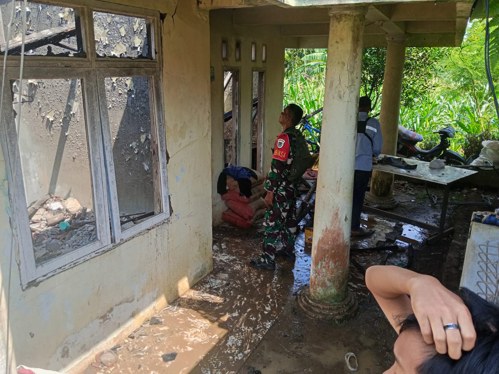 Reaksi Cepat Babinsa: Kopka Samsul Bergerak Sigap Tangani Kebakaran Rumah Warga di Cibokor