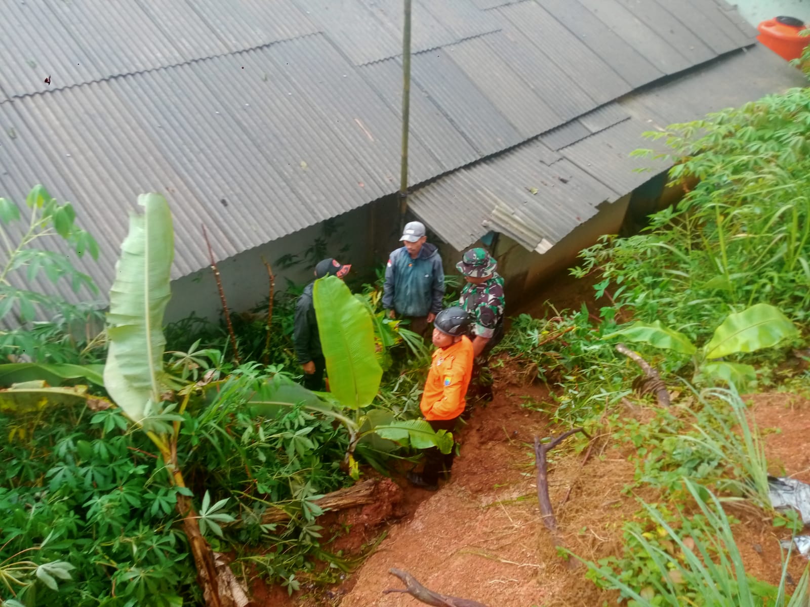 Sertu Suparman Sigap Tangani Longsor yang Menimpa Rumah Warga di Desa Cidadap