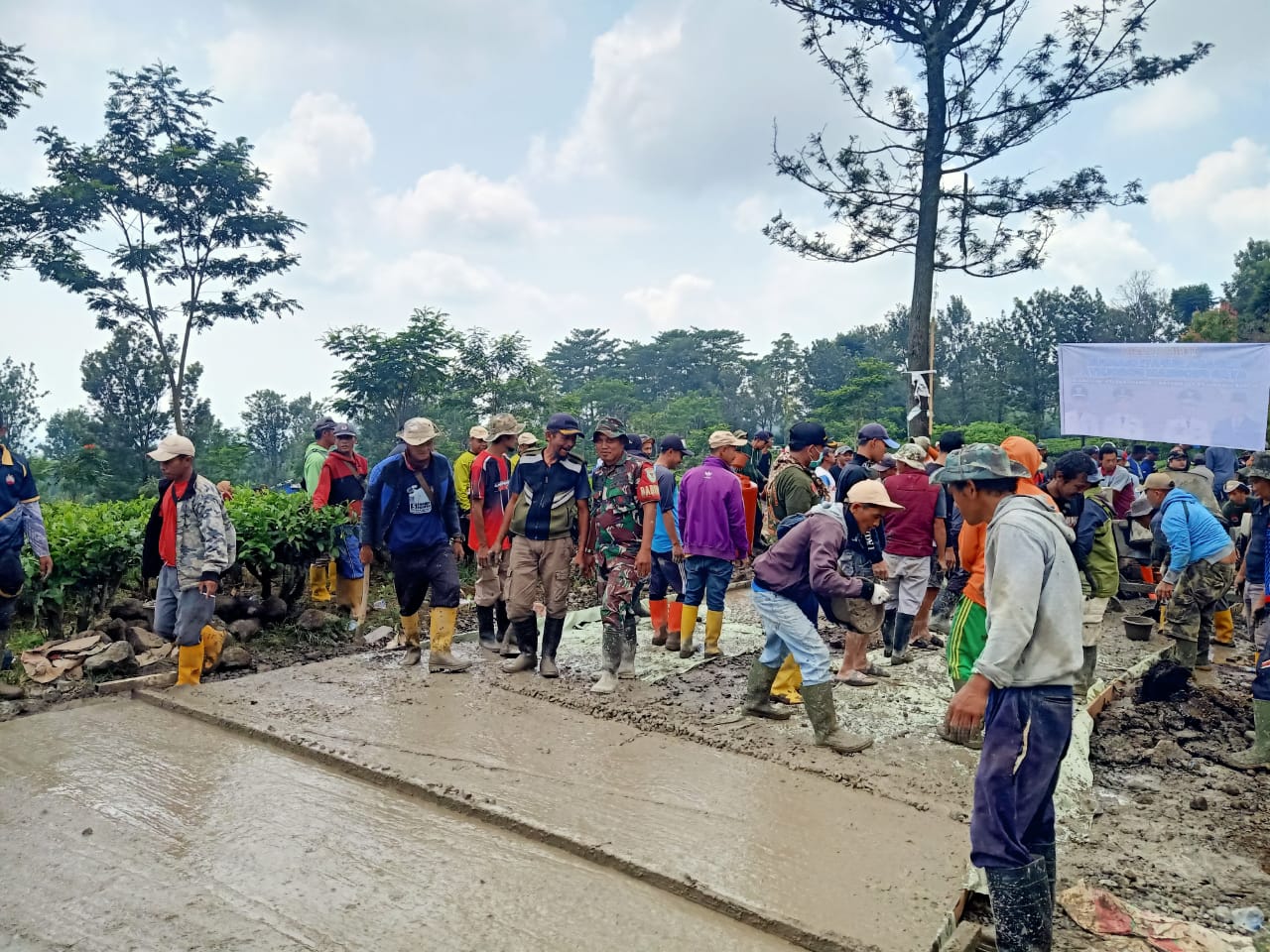 Serka Sarwono Ikuti Gotong Royong Pengecoran Jalan di Sukamulya, Pererat Kemanunggalan TNI dengan Rakyat