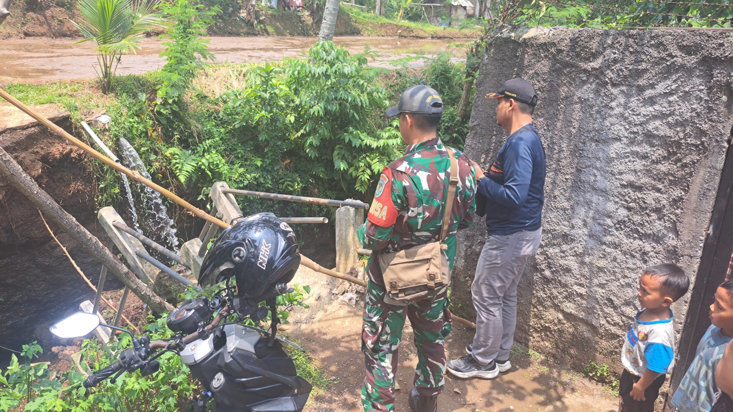 Babinsa Serda Rian Sigap Tangani Jembatan Roboh di Desa Ciwalen, Warungkondang