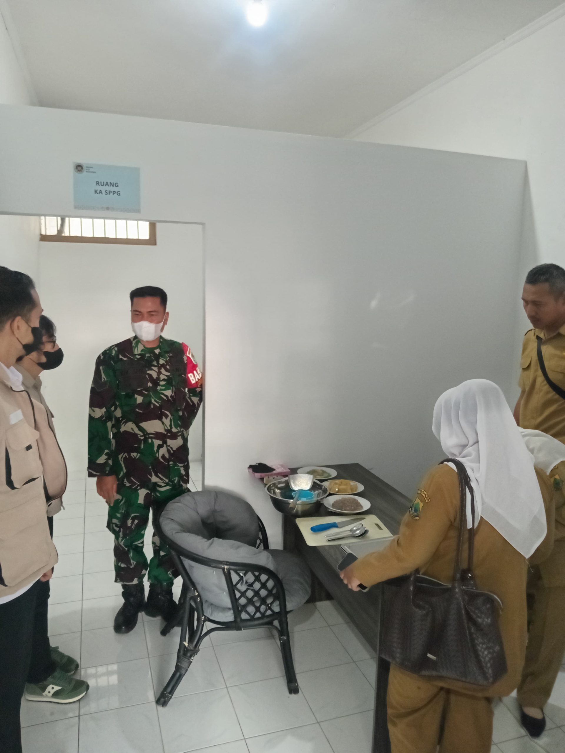 Serka Kholidin Kawal Uji Higiene Pangan di SPPG Cijedil, Jamin Keamanan Jajanan Anak Sekolah