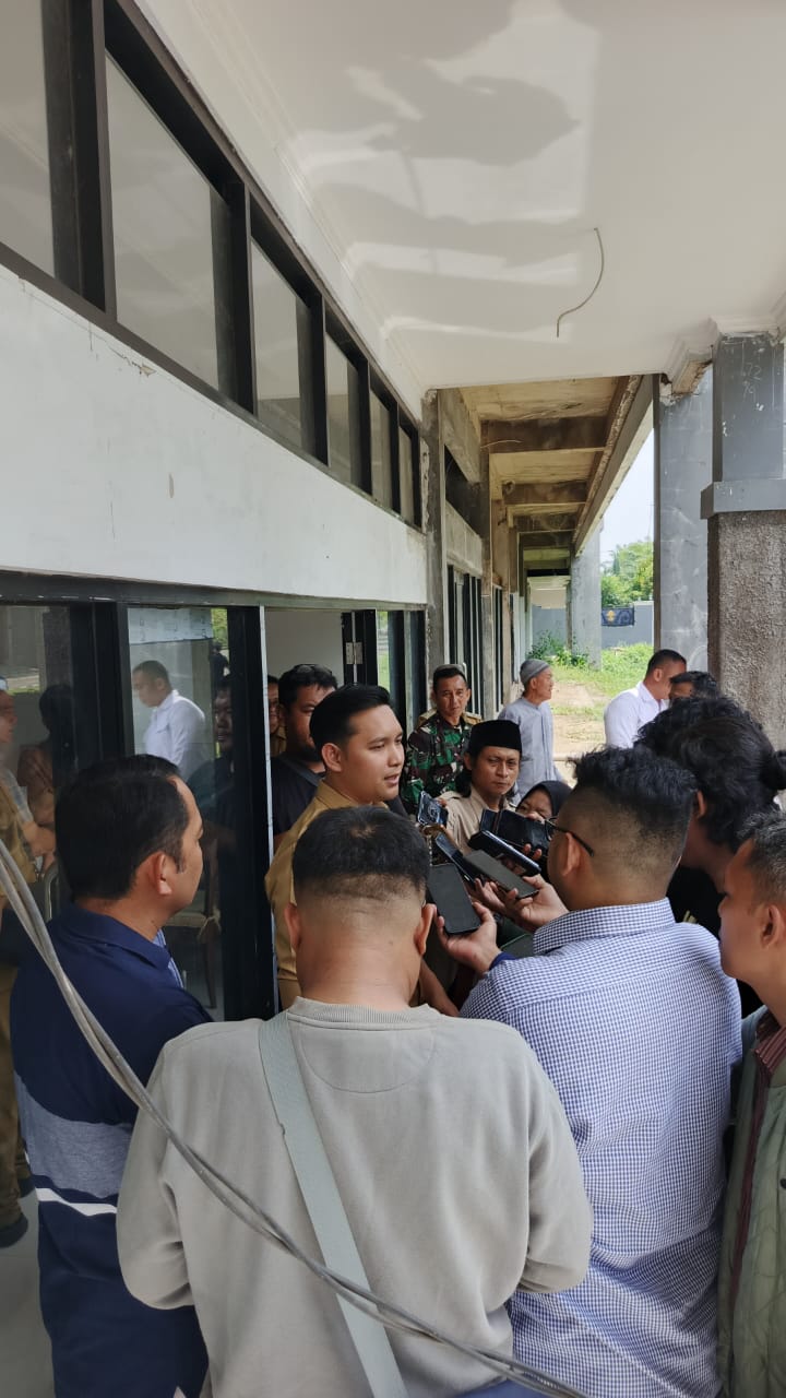 Babinsa Limbangansari Dampingi Kunjungan Bupati, Soroti Ancaman Erosi Sungai Cianjur di Komplek Perumahan