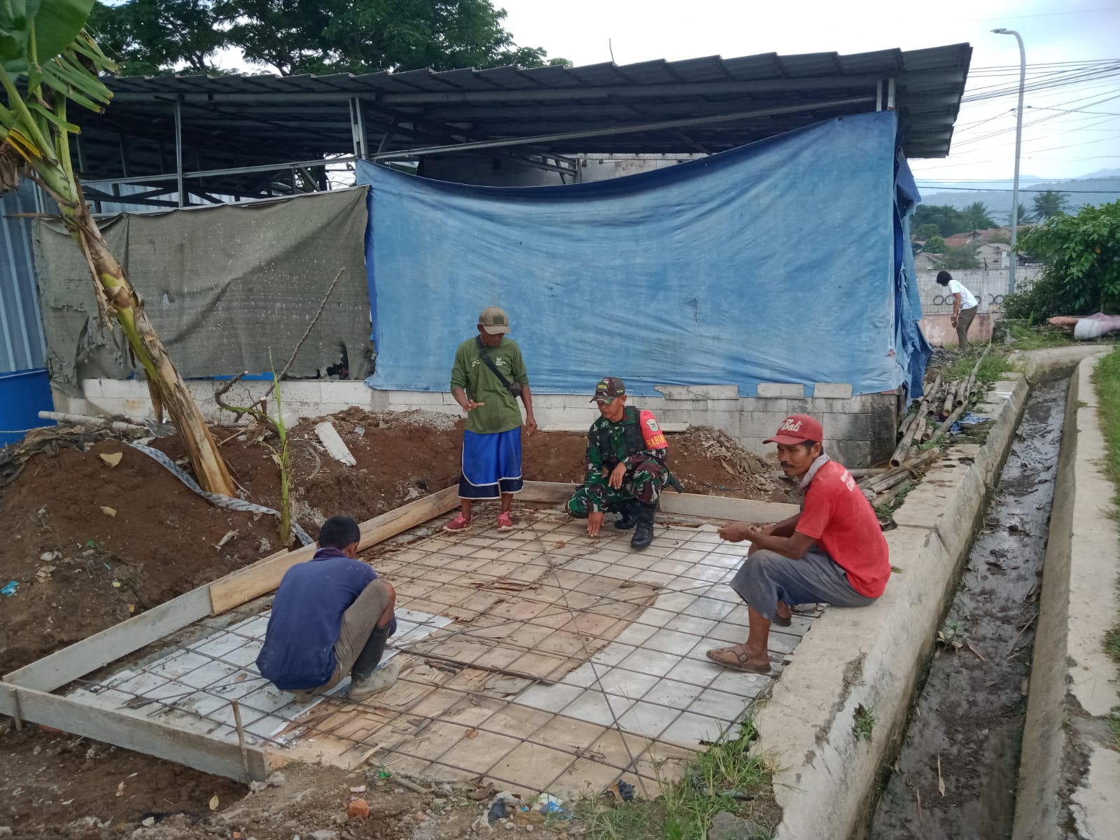 Babinsa Jati, Serma Suryana, Kawal Pembangunan IPAL di Kp. Mekarjati, Dukung Kesehatan Lingkungan Warga