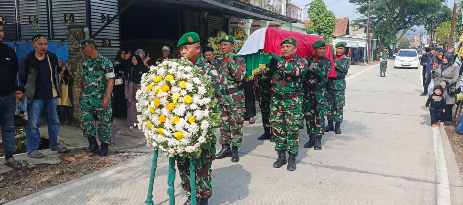 Anggota Kodim 0608/Cianjur Iringi Pemakaman Militer Peltu M. Mahdi