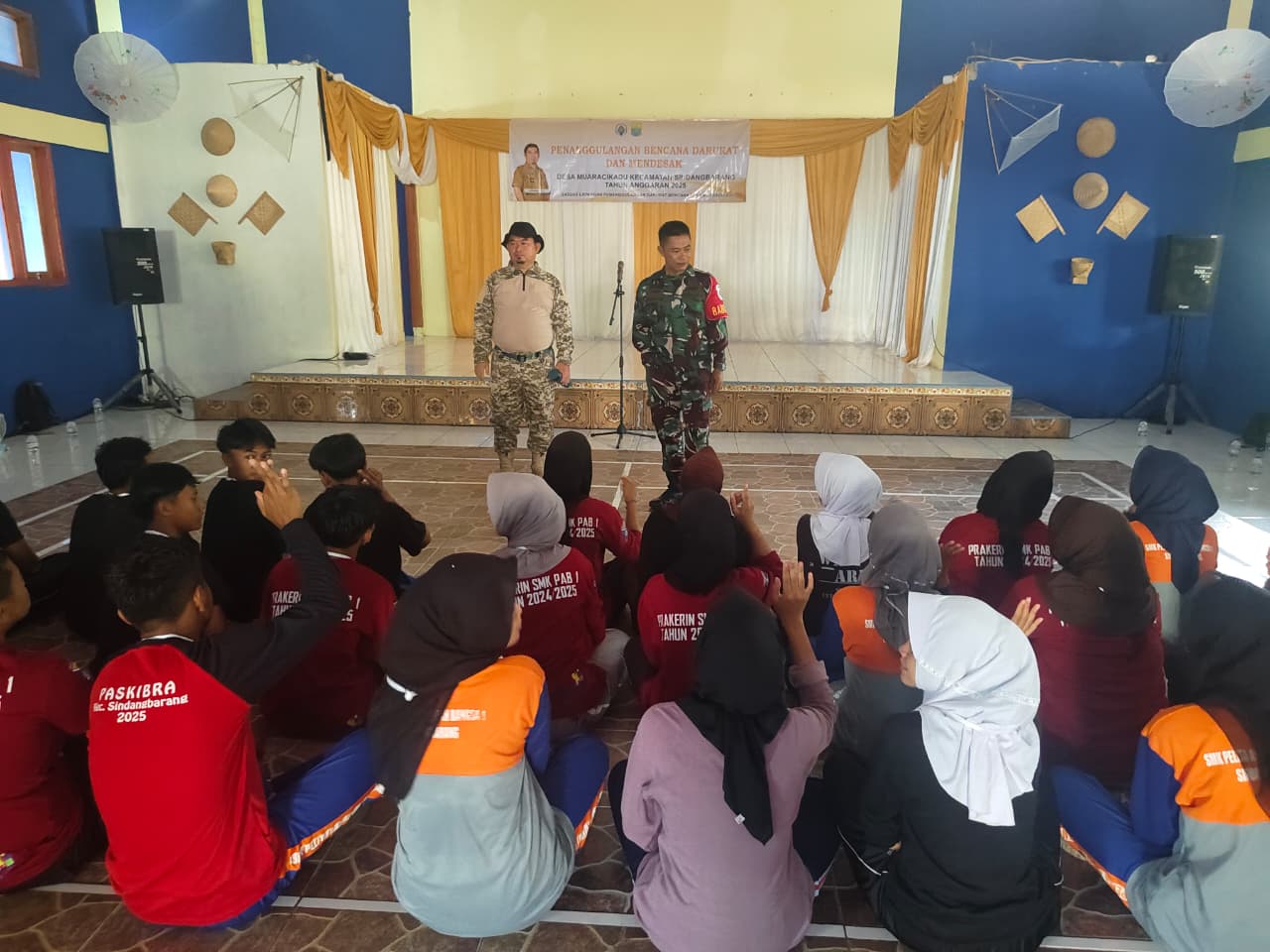 Babinsa Muaracikadu Sertu Sukanda Gelar Pelatihan Penanggulangan Bencana Mendesak Bersama Pemerintah Desa