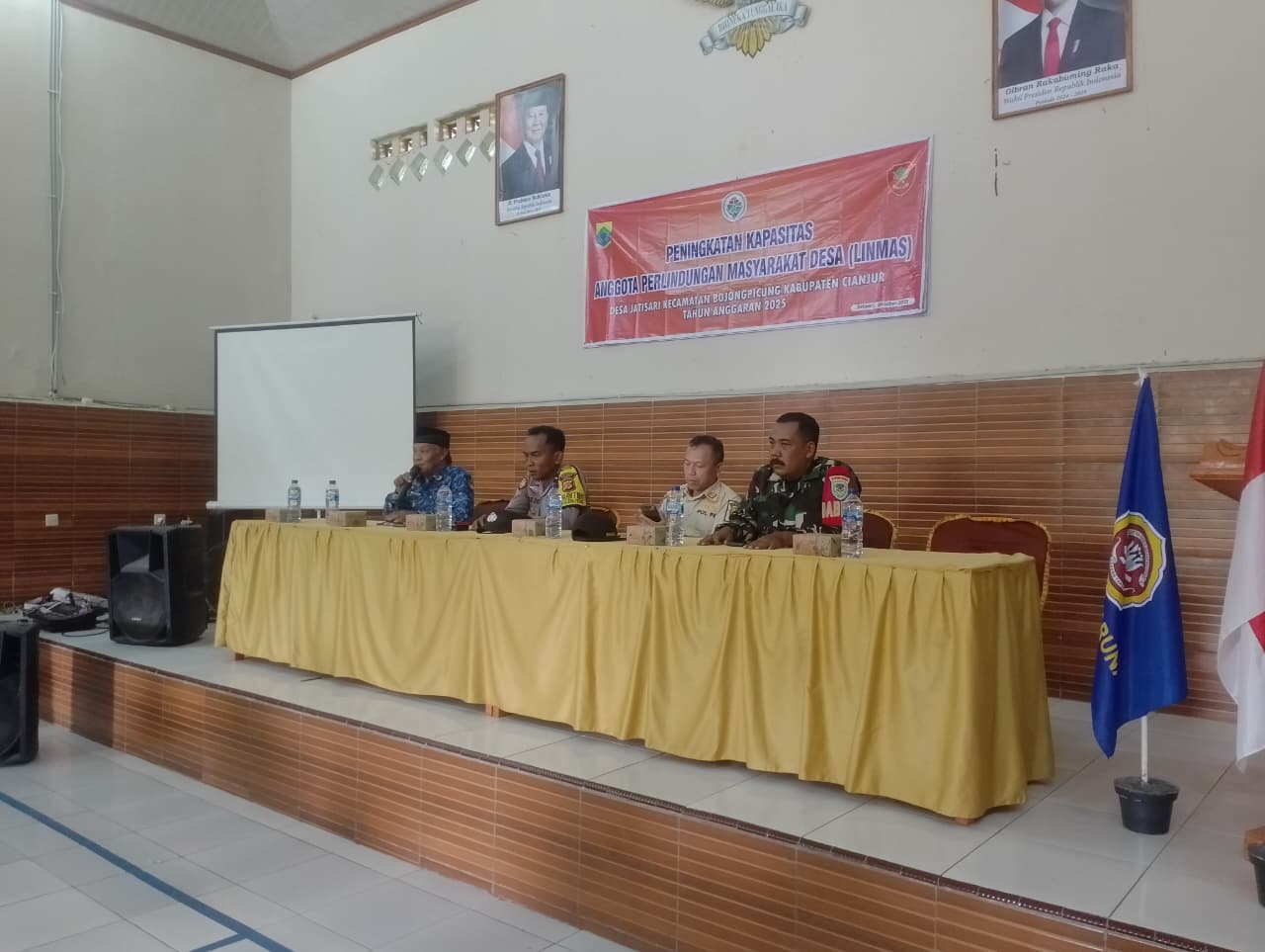 Tingkatkan Pertahanan Sipil, Babinsa Jatisari Ramil 0608-11/Bojongpicung Beri Pembinaan Linmas