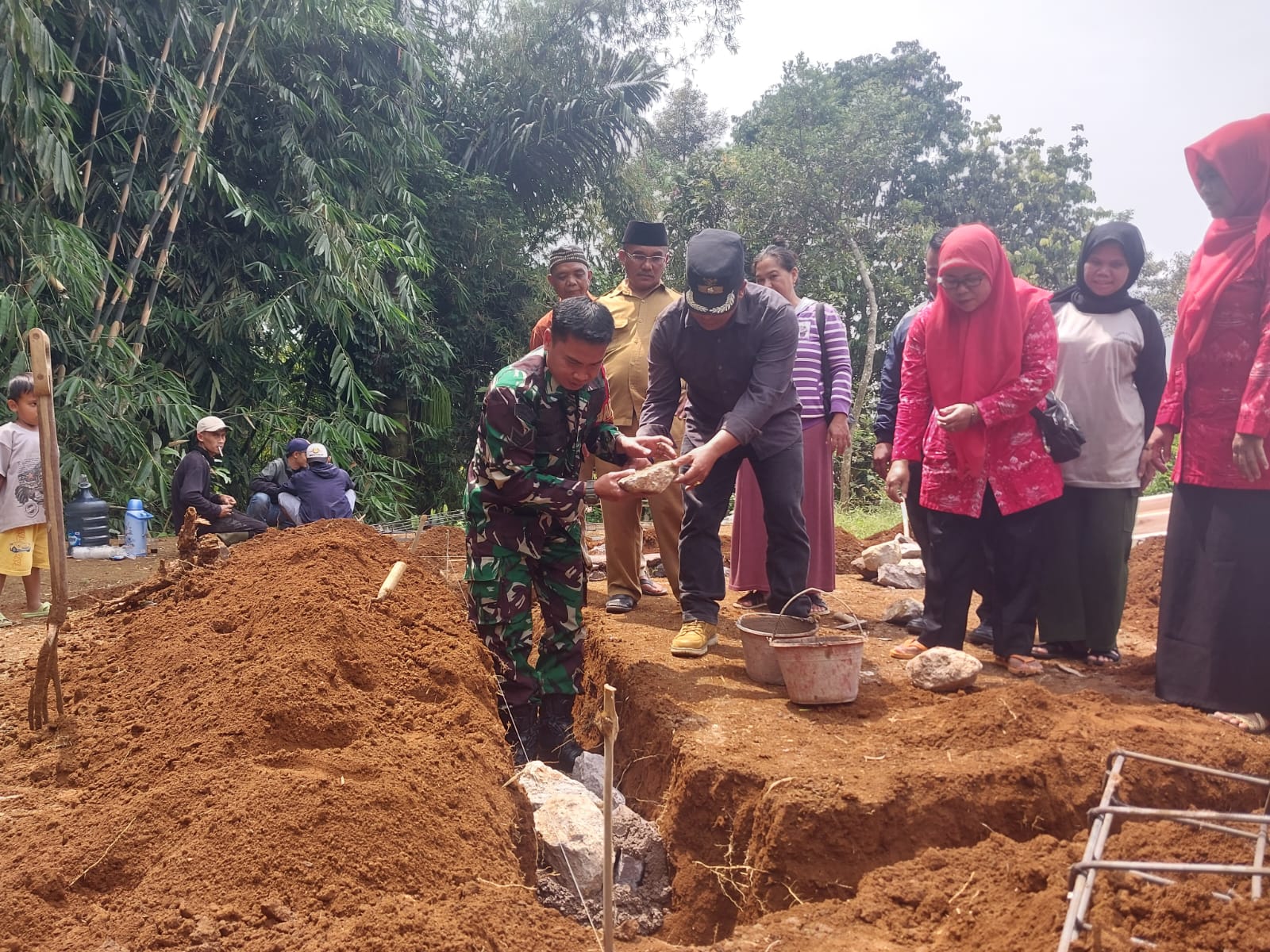 Perkuat Kesehatan Warga, Babinsa Cijedil Serka Kholidin Dukung Pembangunan Posyandu Pameungpeuk 1
