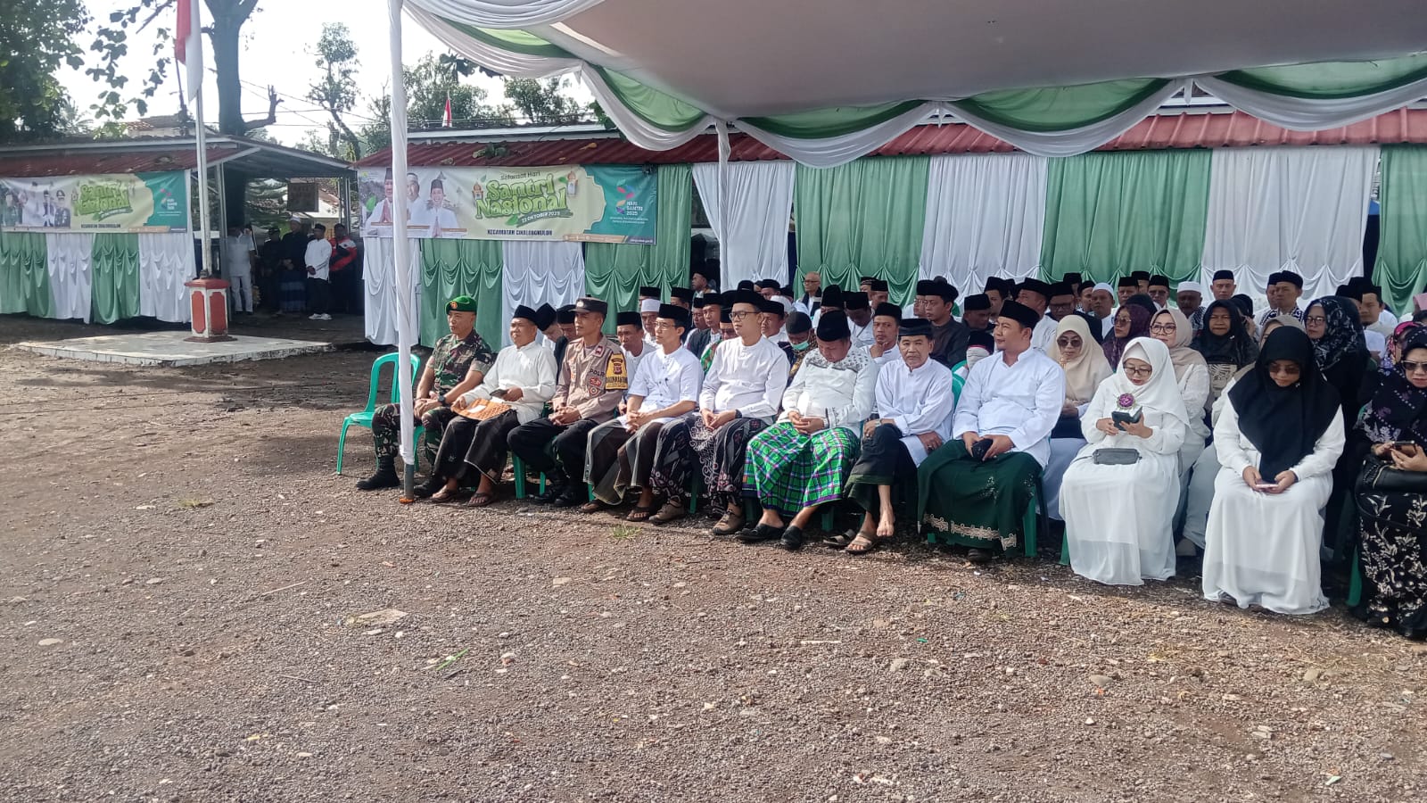 Perkuat Kemanunggalan, Sertu Eman Kawal Upacara Hari Santri Nasional di Alun-Alun Cikalongkulon