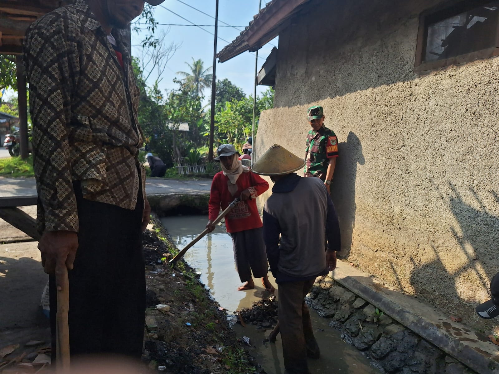 Semangat Gotong Royong, Babinsa Hegarmanah Pimpin Kerja Bakti Bersama Warga Perkuat Kemanunggalan