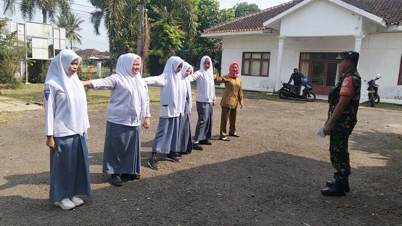 Tingkatkan Disiplin dan Karakter, Babinsa Kertamukti Latih PBB Siswa PKL Sekolah NHP